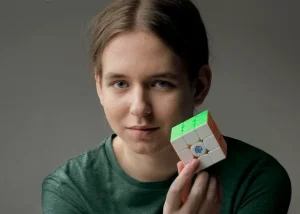 tymon kolasiński con cubo de Rubik