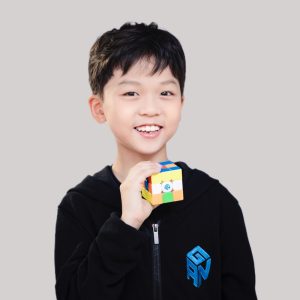 Yiheng Wang con cubo de Rubik